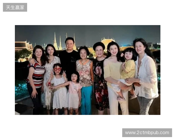 安东内拉晒一家人同美职联奖杯合照:恭喜亲爱的,我们爱你