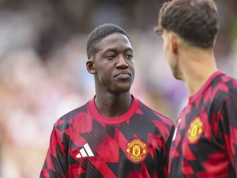 TA：曼联明夏将评估梅努、乌加特两人情况，中场可能大换血